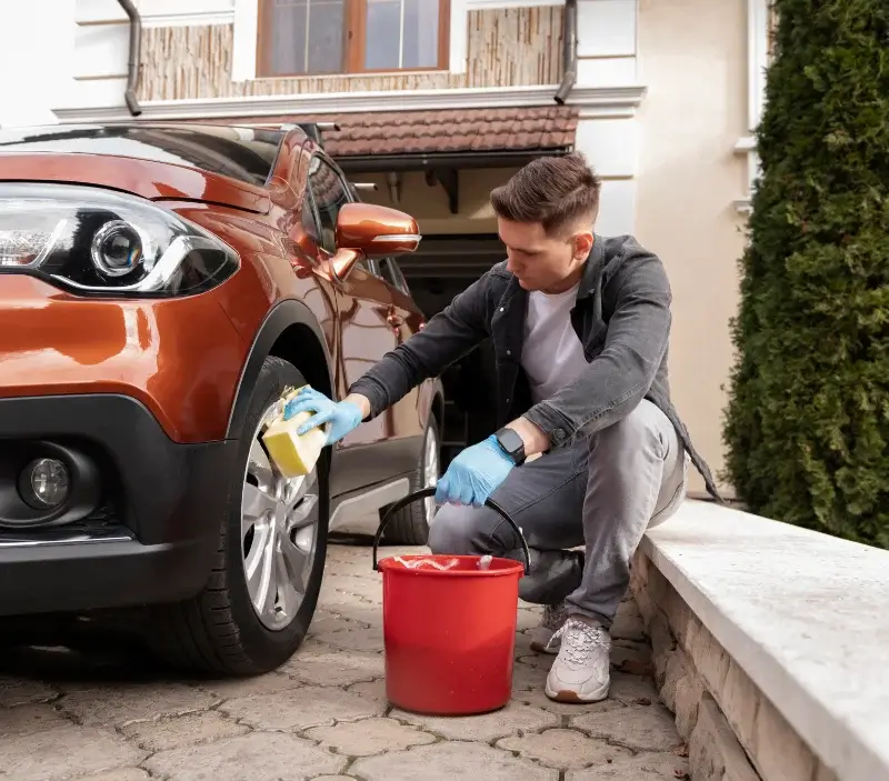 Lavage auto à domicile La Celle-sur-Morin : professionnel intervenant sur un véhicule